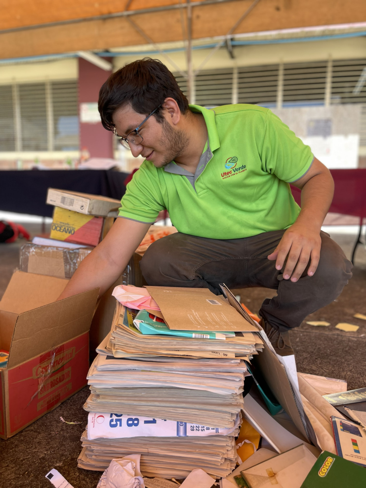 Voluntario clasificando papel y cartón en campaña educativa