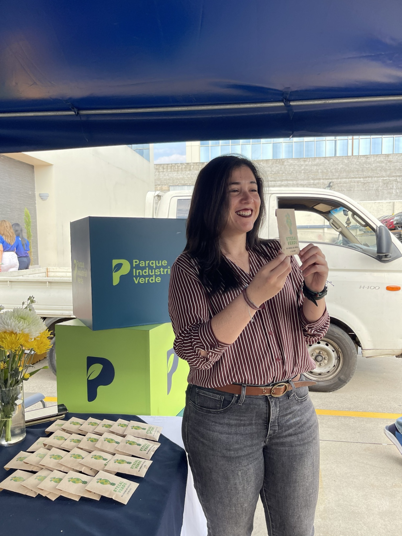 Persona participando en campaña educativa ambiental
