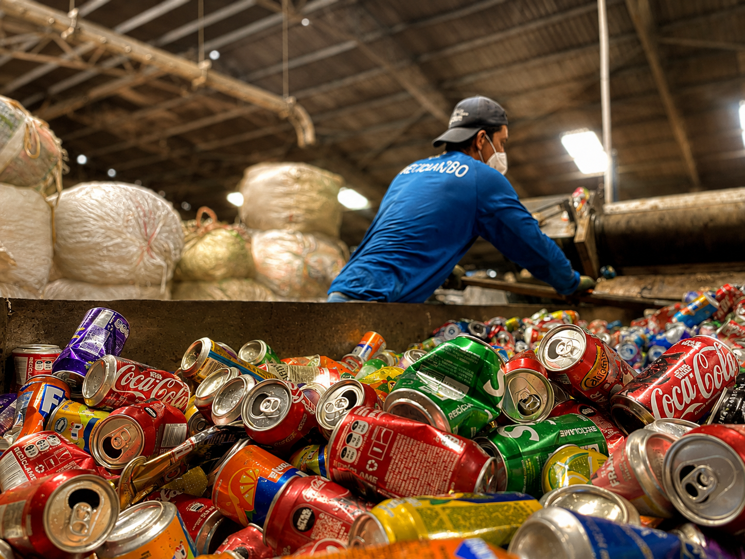 Latas y metales clasificados en planta de reciclaje de Parque Industrial Verde